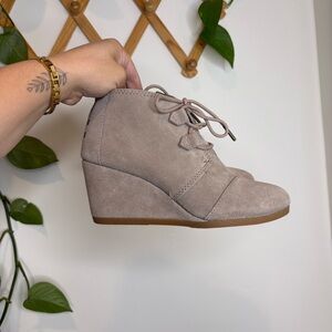 TOMS Kala Desert Wedge‎ Taupe Suede Ankle Boots